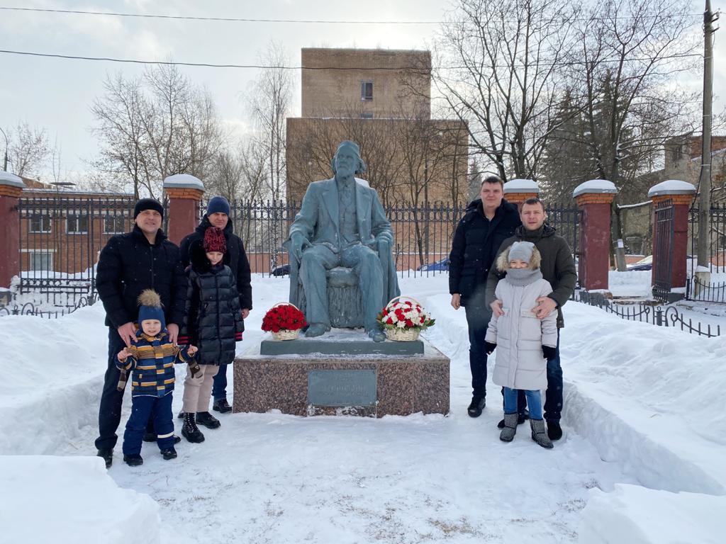 Возложение цветов к памятнику Н.Д. Зелинского у административного здания ОАО "Электростальский химико-механический завод им. Н.Д. Зелинского" - 6 февраля 2021 г.