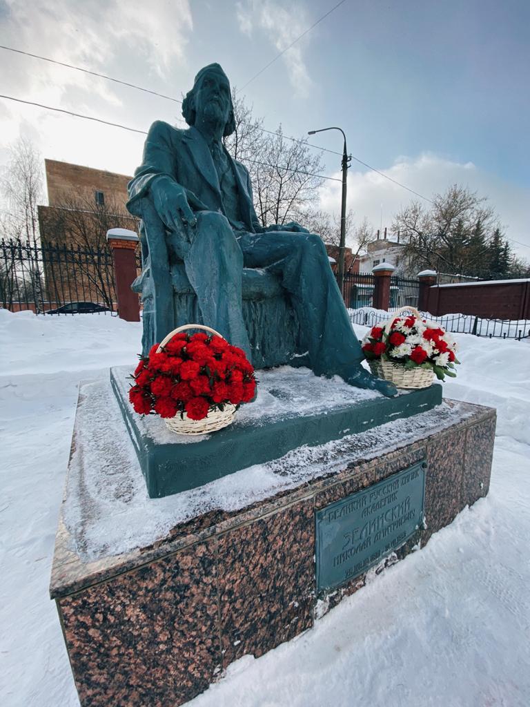 Возложение цветов к памятнику Н.Д. Зелинского у административного здания ОАО "Электростальский химико-механический завод им. Н.Д. Зелинского" - 6 февраля 2021 г.