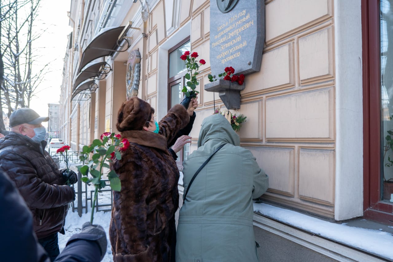 Возложение цветов 6 февраля 2021 г. к памятной доске на здании ВНИИ метрологии имени Д.И. Менделеева   г. Санкт-Петербурга