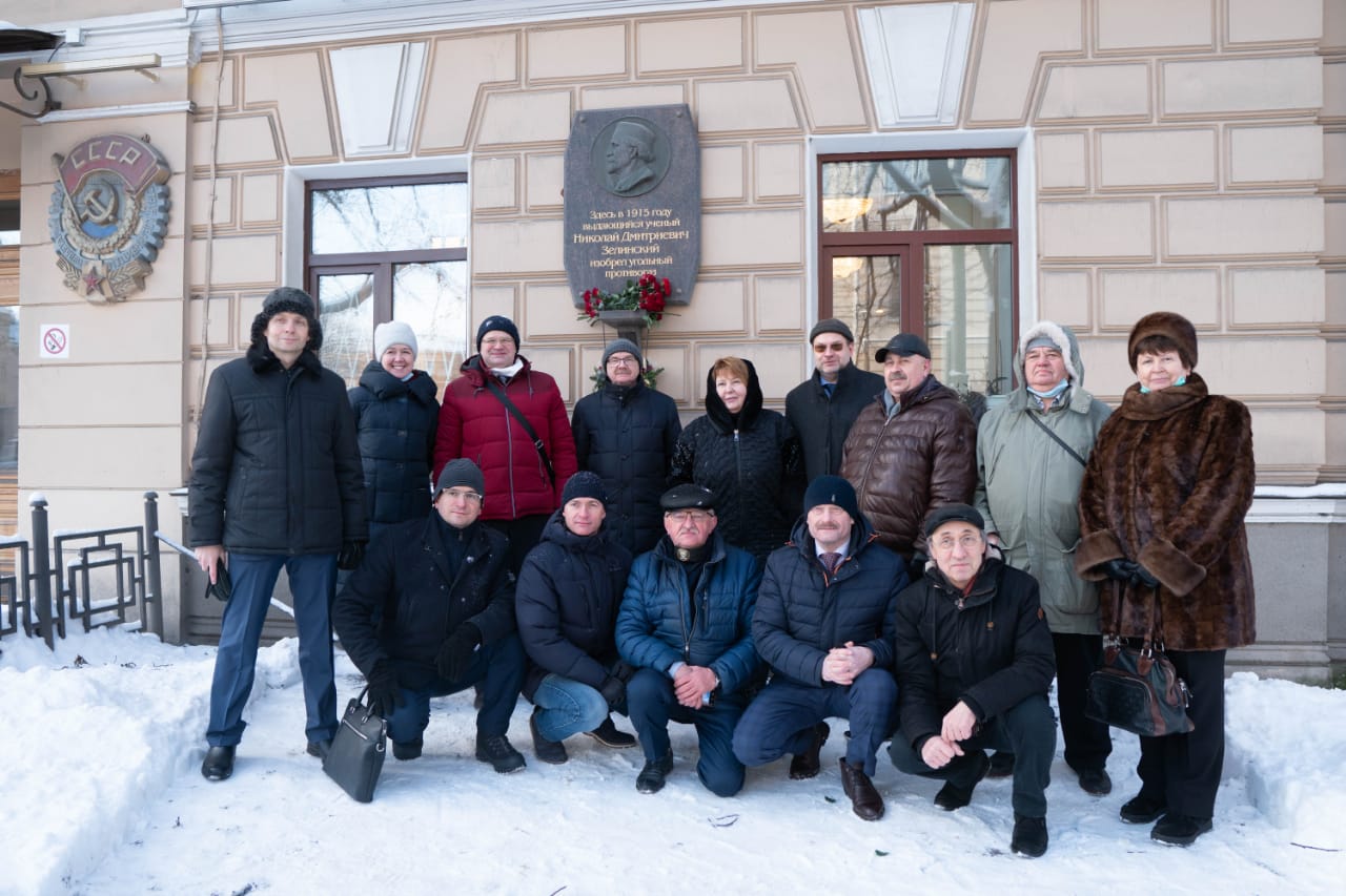 Коллектив ООО "Респираторный комплекс" после возложения цветов 6 февраля 2021 г. к памятной доске о. Н.Д. Зелинском на здании ВНИИ метрологии имени Д.И. Менделеева г. Санкт-Петербурга
