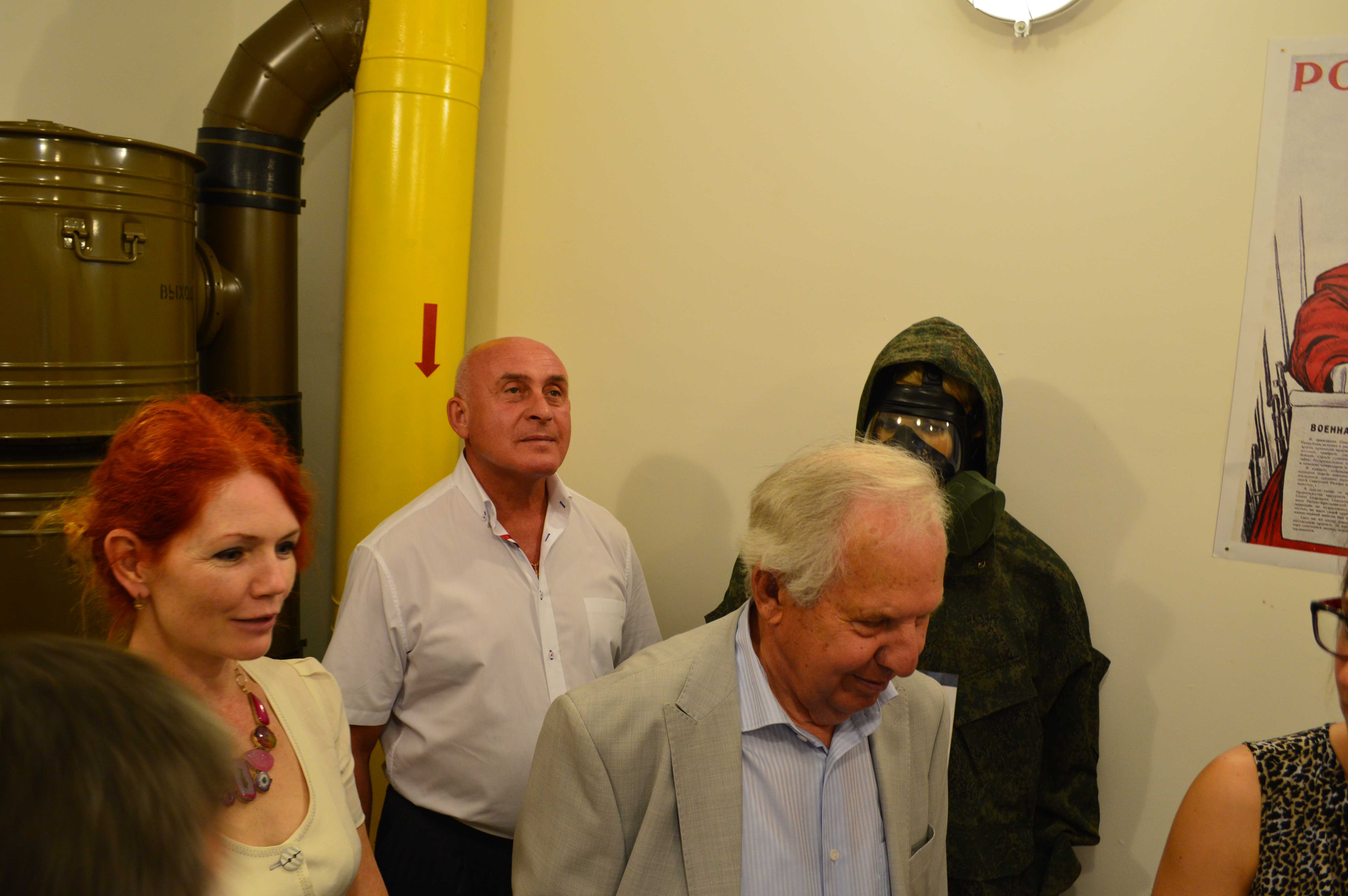 Председатель Совета директоров ОАО «Химконверс» В.В. Долгополов и генеральный директор Общества В.Н. Щнякин осматривают экспозицию музея завода